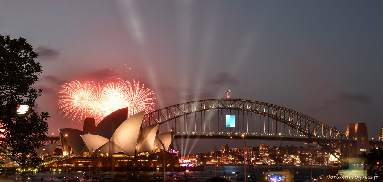 2015-12-31 20-43-46 Sydney NYE Firework
